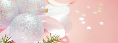 Yeni yıl Noel Xmas tatil kutlama kompozisyon inci dekoratif oyuncak top yeşil çam dalı parıldıyor konfeti pembe Kağıt arka plan kopya alanı şablonu metin tasarım uzun geniş afiş