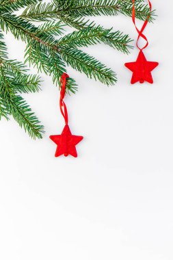 Yeni yıl Noel Xmas 2019 tatil kutlama yeşil çam ağacı dalı kopya alanı en az beyaz arka plan stilini izole. Şablon tebrik kartı