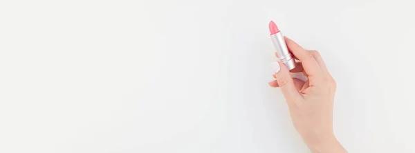 Mano Mujer Con Pulido Manicura Pastel Con Lápiz Labial Rosa — Foto de Stock