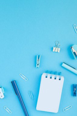 Üstten görünüm düz tasarım okul ve ofis malzemeleri kopya alanı turkuaz mavi renk Kağıt arka plan en az stili ile tarz çalışma masası yatıyordu. Kadınsı blog sosyal medya için şablon