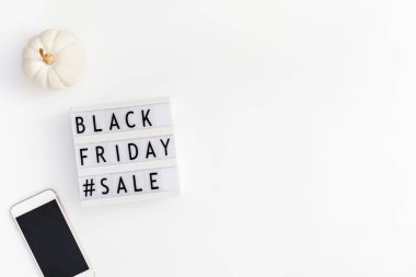 Creative Top view düz tanıtım kompozisyonu Kara Cuma satış metni beyaz arka plan fotokopi alanı şablonu Kara Cuma satış modeli Şükran Günü tanıtımı