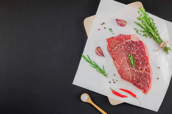 Creative Top View Flat Lay Fresh Raw Beef Meat Striploin — Fotografia de Stock