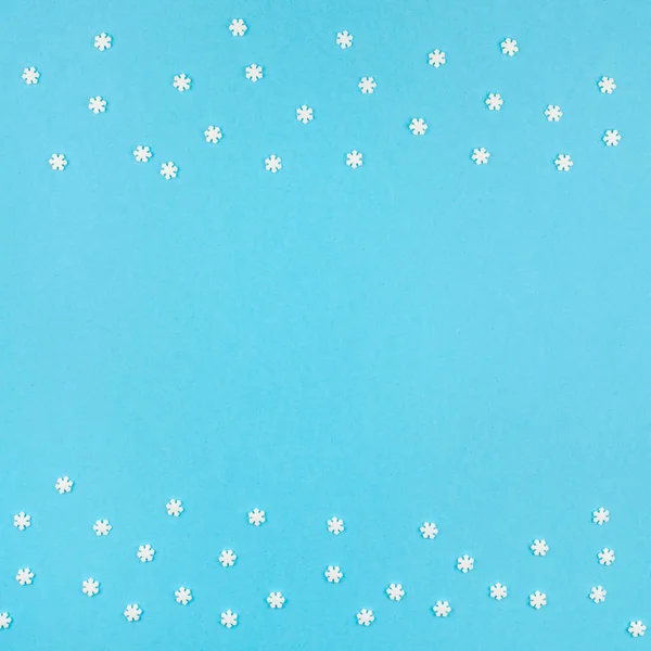 創造的なトップは フラット横たわっていた冬のフレームを表示します 小さな白い雪パステル ブルー背景コピー スペース ミニマリズム テンプレート周年記念デザインの招待状カードのコンセプト冬模様が作られる — ストック写真