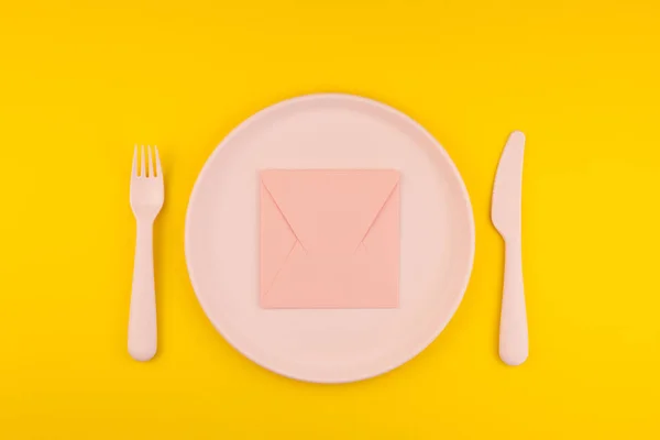 Small Love Pink Letter Plate Serving Plastic Tableware Copy Space — Stock Photo, Image