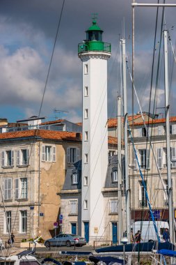 Fransa, La Rochelle - 21 Eylül 2015: Uzun boylu beyaz deniz feneri La Rochelle Fransa görünümünü bağlantı noktası sokak binalar zemin üzerine
