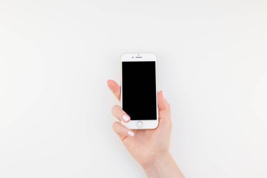 Berlin, Almanya - 22 Haziran 2018: Kadın el ile Iphone 7 kopya alanı minimalizm tarzı ile beyaz arka plan üzerinde izole tutan pastel manikür Lehçe
