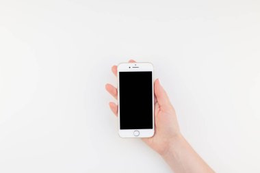 Berlin, Almanya - 22 Haziran 2018: Kadın el ile Iphone 7 kopya alanı minimalizm tarzı ile beyaz arka plan üzerinde izole tutan pastel manikür Lehçe
