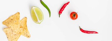 Yaratıcı üst beyaz arka plan kopya alanı üzerinde düz yatıyordu taze Meksika yemeği malzemeler tortilla cips cips sarımsak biber kireç domates ile görüntüleyin. Gıda hazırlama pişirme kavram çerçevesi uzun geniş afiş