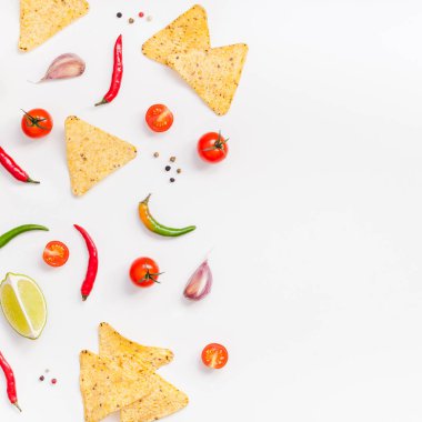 Tortilla cips ile taze Meksika yemeği malzemelerin yaratıcı en iyi görünüm düz lay kopya alanı beyaz masa zemin üzerine sarımsak biber kireç domates fişleri. Kare kare yemek yiyecek hazırlama