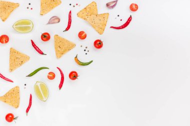Tortilla cips ile taze Meksika yemeği malzemelerin yaratıcı en iyi görünüm düz lay kopya alanı beyaz masa zemin üzerine sarımsak biber kireç domates fişleri. Gıda hazırlama pişirme kavram çerçevesi