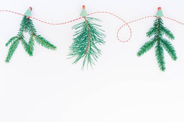 Yeni yıl veya Noel kompozisyon düz üstten görünüm Xmas tatil kutlama el yapımı elişi garland köknar ağacı çam dalları ile beyaz arka plan kopya alanı şablonu için tebrik kartı metin tasarım yatıyordu