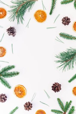 Yeni yıl Noel desen düz üstten görünüm portakal beyaz arka plan kopya alanı şablonu için tebrik kartı metin tasarım el yapımı elişi doku ile köknar ağacı çam kozalakları dalları Xmas tatil kurutulmuş yatıyordu
