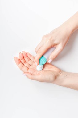 Minimalizm tarzı beyaz arka plan üzerinde kopya alanı ile kozmetik krem losyon ile el cildi nemlendirici kadın yaratıcı görüntü. Kavram şablon kadınsı blog, sosyal medya, güzellik kavramı