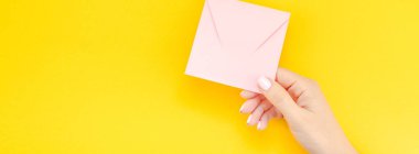 Kadın el pastel manikür kopya alanı kalın sarı zemin üzerine küçük aşk bin yıllık pembe mektubu yaratıcı minimal tarzda holding ile. Kavram şablon Sevgililer tatil için uzun geniş afiş