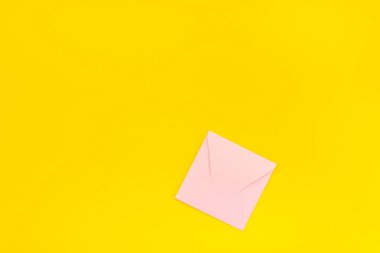 Küçük aşk kopya alanı yaratıcı minimal tarzda kalın sarı zemin üzerine bin yıllık pembe mektubu. Kavram şablon Sevgililer tatil kadınsı blog sosyal medya için