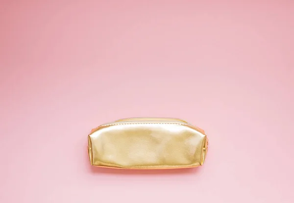 顶部视图平躺空金色女性钱包复制空间千年粉红色的纸背景最小的风格 女性博客社交媒体模板 — 图库照片
