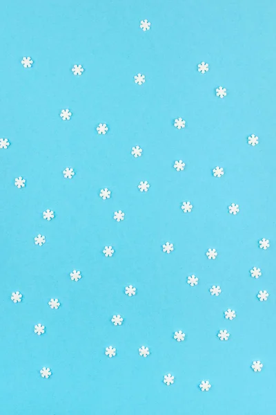 创意顶层平躺冬架 构想冬天样式由小白色雪花柔和的蓝色背景拷贝空间极简模板为周年纪念设计邀请卡 — 图库照片
