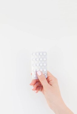 Kadın el ile kopya alanı ile beyaz arka plan üzerinde izole blister hapları holding pastel manikür Lehçe. Kadınsı güzellik blog sosyal medya için şablon. Kadın sağlık kavramı
