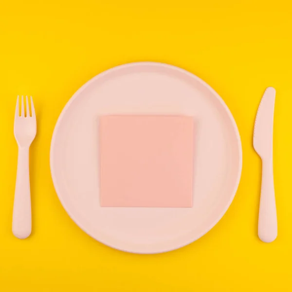 Small Love Pink Letter Plate Serving Plastic Tableware Copy Space — Stock Photo, Image