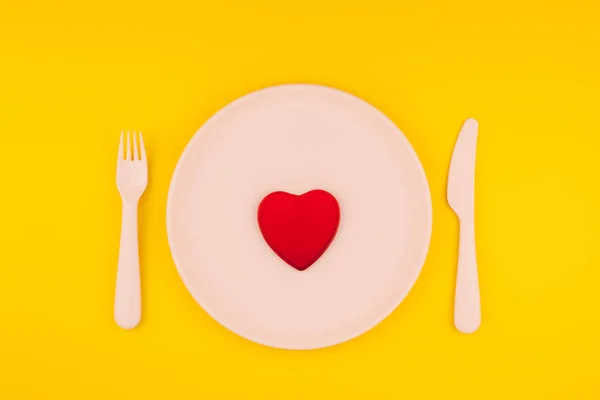 Kırmızı Kalp Sevmek Plastik Sofra Yaratıcı Minimal Tarzda Kalın Sarı — Stok fotoğraf