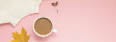 Yaratıcı sonbahar düz yatıyordu ek yükü üstten görünüm kahve süt sütlü kahve Kupası bin yıllık pembe arka plan kopya alanı en az stili. Sonbahar sezonu şablon kadınsı blog sosyal medya için uzun geniş afiş