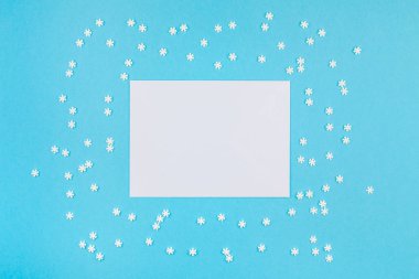Yaratıcı üst düz yatıyordu kış çerçeve görüntüleyin. Küçük beyaz kar taneleri mektup zarfı pastel mavi arka plan kopya alan minimalizm şablon yıldönümü tasarım davetiye kavram Mockup desen yaptı