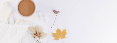 Yaratıcı sonbahar düz yatıyordu ek yükü üstten görünüm kahve fincan sıcak örme kazak üzerine beyaz arka plan kopya alanı en az stil sonbahar kış sezonu şablonu kadınsı blog sosyal medya için uzun geniş afiş