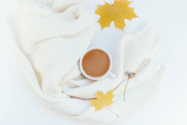 Yaratıcı sonbahar düz yatıyordu ek yükü üstten görünüm kahve Kupası beyaz arka plan kopya alanı en az tarzı sonbahar kış sezonu şablonuna kadınsı blog sosyal medya için sıcak örme kazak