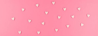 Sevgililer günü desen arka plan düz üstten görünüm pembe kalp şeklinde şeker pembe arka plan aşk düğün kavramı üzerinde dağınık yatıyordu. Uzun geniş afiş