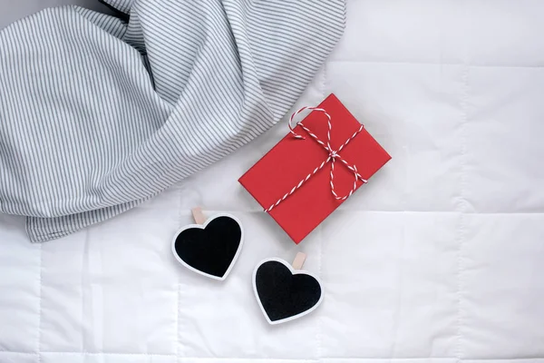 創造的なトップは フラット レイアウト枠生活ロマンチックな構成を表示します 赤いギフト ベッドでトレイの心の存在 コンセプト バレンタイン誕生日休日朝は居心地の良い暖かい家自然光 — ストック写真