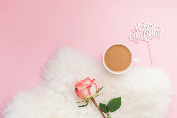 創造的なフラット横たわっていたオーバーヘッド トップは 千年ピンク背景コピー スペース ミニマル スタイルのコーヒー牛乳カフェラテ カップ バラ花を表示します 女性ブログ ソーシャル — ストック写真