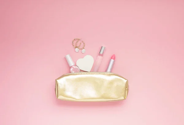 Draufsicht Flache Lag Goldene Weibliche Handtasche Mit Kosmetik Ohrringe Mit — Stockfoto