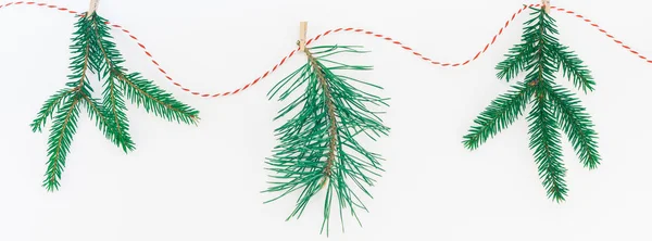新年やクリスマスの組成のフラット レイアウト平面図クリスマスの休日お祝いの手作り工芸品ガーランド モミの木松枝ホワイト バック グラウンド コピー スペース広い長いバナー — ストック写真