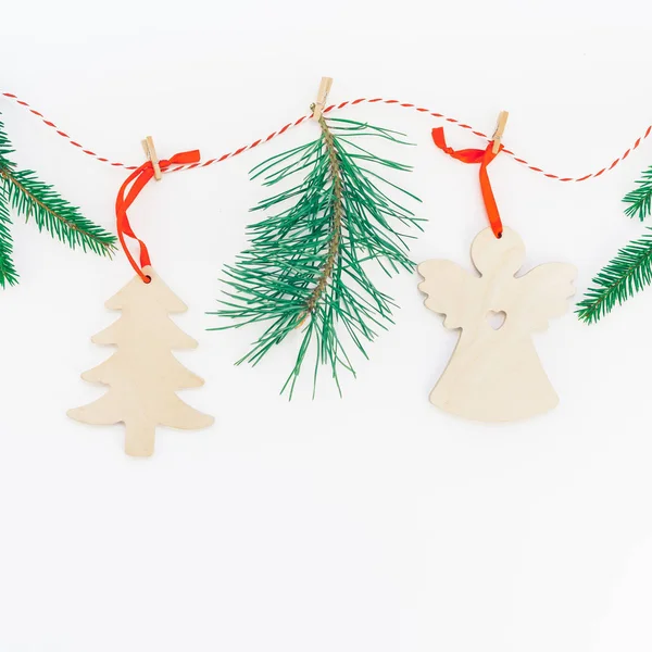 크리스마스 평면도 크리스마스 핸드메이드 수공예 전나무 소나무 가지와 화이트 템플릿 — 스톡 사진