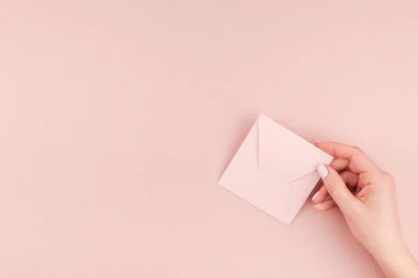 Imagen Creativa Mano Mujer Sosteniendo Una Pequeña Carta Amor Con —  Fotos de Stock