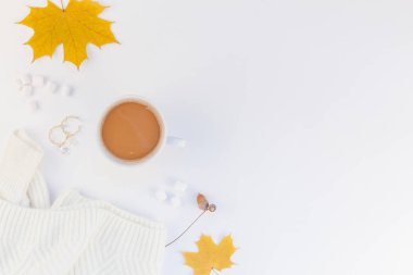 Yaratıcı sonbahar düz yatıyordu ek yükü üstten görünüm kahve Kupası beyaz arka plan kopya alanı en az tarzı sonbahar kış sezonu şablonuna kadınsı blog sosyal medya için sıcak örme kazak