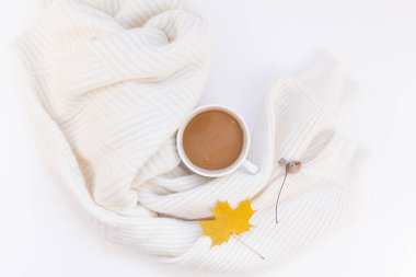 Yaratıcı sonbahar düz yatıyordu ek yükü üstten görünüm kahve Kupası beyaz arka plan kopya alanı en az tarzı sonbahar kış sezonu şablonuna kadınsı blog sosyal medya için sıcak örme kazak