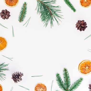 Yeni yıl Noel desen düz üstten görünüm portakal beyaz arka plan kopya alanı şablonu için tebrik kartı metin tasarım el yapımı elişi doku ile köknar ağacı çam kozalakları dalları Xmas tatil kurutulmuş yatıyordu