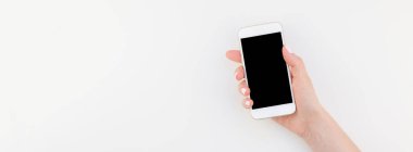 Kadın el ile kopya alanı minimalizm tarzı ile beyaz arka plan üzerinde izole smartphone tutan pastel manikür Lehçe. Uzun geniş afiş kadınsı blog sosyal teknolojik medya için sahte