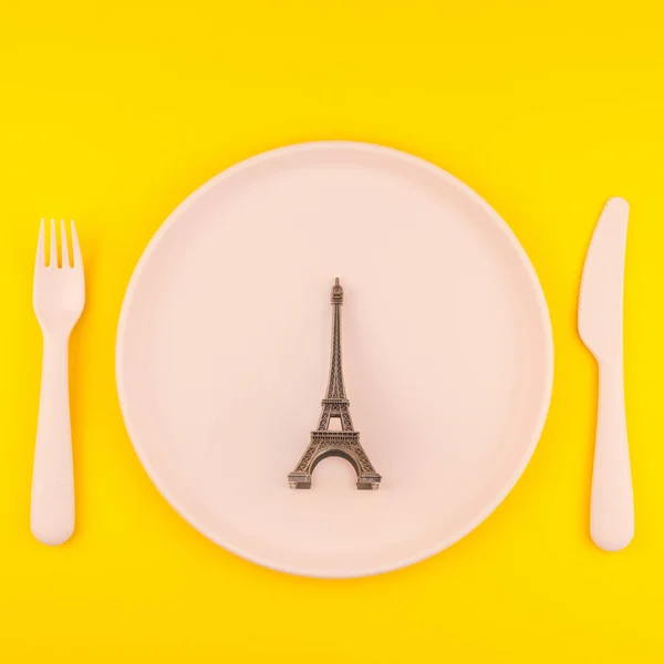 Lilla Eiffeltornet Älskar Symbol Plattan Som Serverar Plast Servis Kopia — Stockfoto
