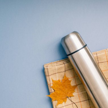 Yaratıcı üst düz lay açık havada yolculuk kompozisyon görüntüleyin. Termos battaniye sonbahar yaprak gri mavi arka plan kopya alanı. Şablon hafta sonu gezisi piknik doğa Turizm rekreasyon kare