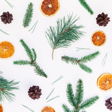 Yeni yıl Noel desen düz üstten görünüm portakal beyaz arka plan kopya alanı şablonu için tebrik kartı metin tasarım el yapımı elişi doku ile köknar ağacı çam kozalakları dalları Xmas tatil kurutulmuş yatıyordu