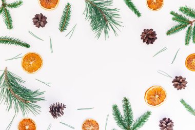 Yeni yıl Noel desen düz üstten görünüm portakal beyaz arka plan kopya alanı şablonu için tebrik kartı metin tasarım el yapımı elişi doku ile köknar ağacı çam kozalakları dalları Xmas tatil kurutulmuş yatıyordu