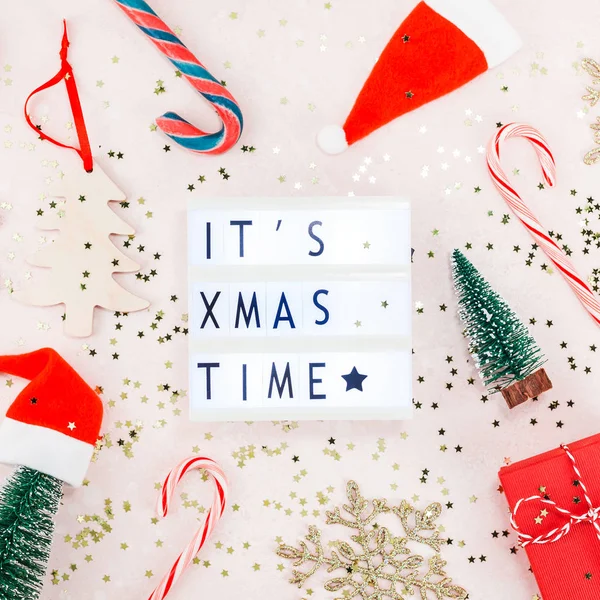 新年やクリスマスの装飾フラット コンクリート ピンクの背景の手作りギフト ボックス上面クリスマス休日のお祝いが横たわっていた グリーティング カードまたはテキスト デザイン テンプレートのモックアップ — ストック写真