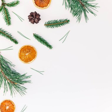 Yeni yıl Noel desen düz üstten görünüm portakal beyaz arka plan kopya alanı şablonu için tebrik kartı metin tasarım el yapımı elişi doku ile köknar ağacı çam kozalakları dalları Xmas tatil kurutulmuş yatıyordu