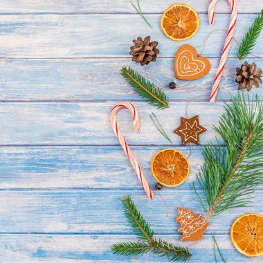 Yeni yıl Noel desen düz el yapımı elişi doku ile köknar ağacı çam kozalakları dalları Xmas tatil kurutulmuş portakal mavi ahşap arka plan kopya alanı şablonu için tebrik kartı üstten görünüm yatıyordu