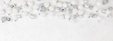 Tebrik kartı için metin tasarımınızı yeni yıl veya Noel desenli düz üstten görünüm Xmas tatil kutlama dekoratif oyuncak topları sparkles beyaz beton arka plan kopya alanı şablonu çerçeve yatıyordu