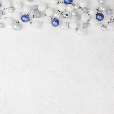 Tebrik kartı için metin tasarımınızı yeni yıl veya Noel desenli düz üstten görünüm Xmas tatil kutlama dekoratif oyuncak topları sparkles beyaz beton arka plan kopya alanı şablonu çerçeve yatıyordu