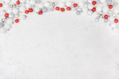 Tebrik kartı için metin tasarımınızı yeni yıl veya Noel desenli düz üstten görünüm Xmas tatil kutlama dekoratif oyuncak topları sparkles beyaz beton arka plan kopya alanı şablonu çerçeve yatıyordu