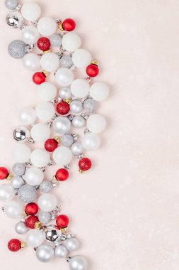 Tebrik kartı için metin tasarımınızı yeni yıl veya Noel desenli düz üstten görünüm Xmas tatil kutlama dekoratif oyuncak topları sparkles pembe beton arka plan kopya alanı şablonu çerçeve yatıyordu
